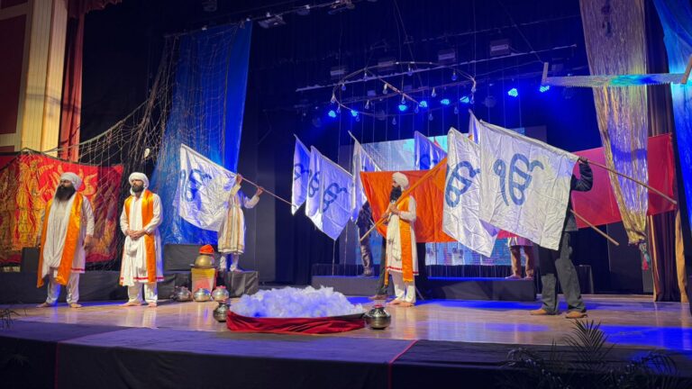 ਨਾਟਕ 1675 ਦਾ ਸਫ਼ਲ ਮੰਚਨ ਦਰਸ਼ਕਾਂ ਨੂੰ ਭਾਵੁਕ ਕਰਦਿਆਂ ਗੁਰੂ ਸਾਹਿਬਾਨ ਵੱਲੋਂ ਦਰਸਾਏ ਮਾਰਗ ‘ਤੇ ਚੱਲਣ ਦਾ ਸੱਦਾ ਦੇ ਗਿਆ