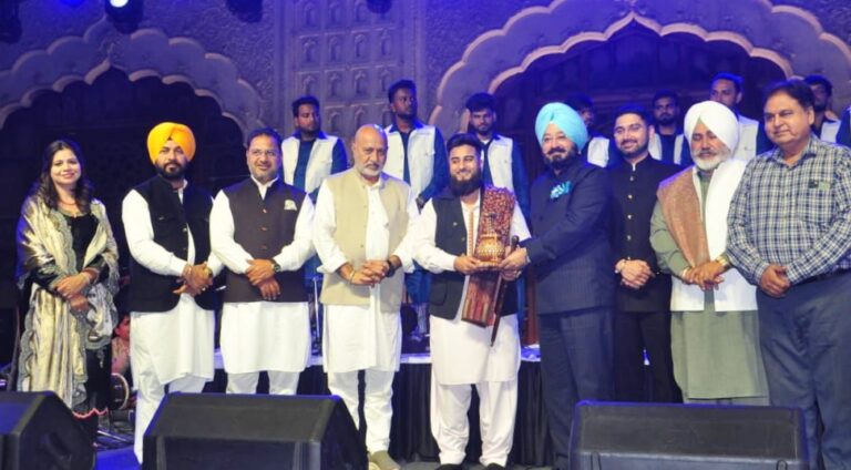 ਖ਼ਾਨ ਸਾਬ੍ਹ ਨੇ ਉਸਤਾਦ ਨੁਸਰਤ ਫ਼ਤਿਹ ਅਲੀ ਖ਼ਾਨ ਨੂੰ ਸਮਰਪਿਤ ਕੱਵਾਲੀਆਂ ਤੇ ਸੂਫ਼ੀ ਗਾਇਕੀ ਨਾਲ ਬੰਨ੍ਹਿਆ ਰੰਗ