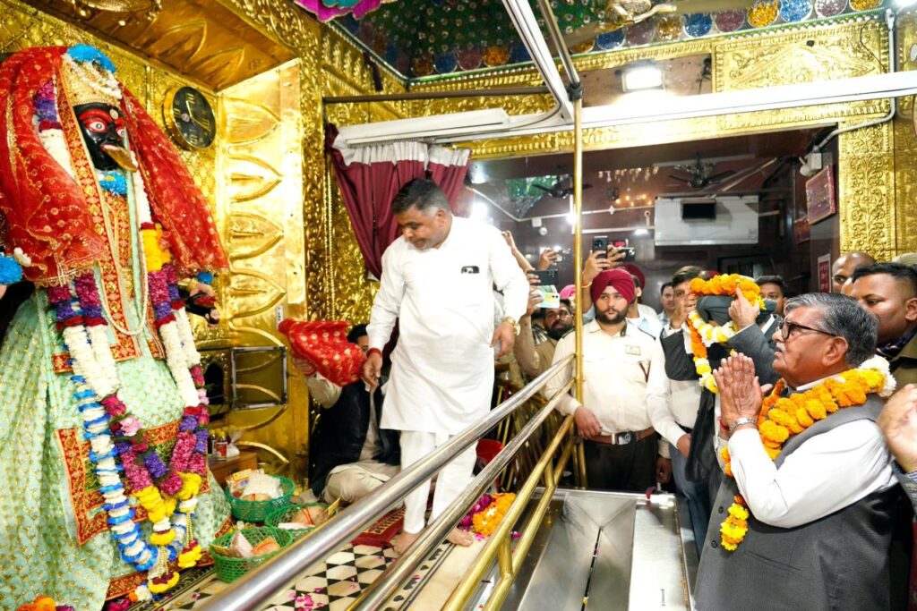 ਰਾਜਪਾਲ ਗੁਲਾਬ ਚੰਦ ਕਟਾਰੀਆ ਪਟਿਆਲਾ ਦੇ ਮਾਤਾ ਸ੍ਰੀ ਕਾਲੀ ਦੇਵੀ ਮੰਦਰ ਵਿਖੇ ਨਤਮਸਤਕ ਹੋਏ