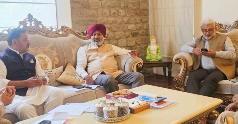 ਪੀ.ਆਰ.ਟੀ.ਸੀ ਦੇ ਚੇਅਰਮੈਨ ਐਡਵੋਕੇਟ ਹਰਪਾਲ ਜੁਨੇਜਾ ਵੱਲੋਂ ਵਿੱਤ ਮੰਤਰੀ ਹਰਪਾਲ ਸਿੰਘ ਚੀਮਾ ਨਾਲ ਬੈਠਕ