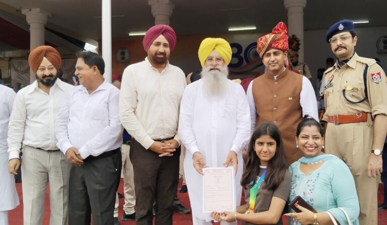 ਕੈਬਨਿਟ ਮਨਿਸਟਰ ਗੁਰਮੀਤ ਸਿੰਘ ਖੁੱਡੀਆਂ ਨੇ ਮਿਲੀ ਦਵਿਆਨੀ ਨੂੰ ਕੀਤਾ ਜ਼ਿਲ੍ਹਾ ਅਵਾਰਡ ਦਾ ਸਨਮਾਨਿਤ