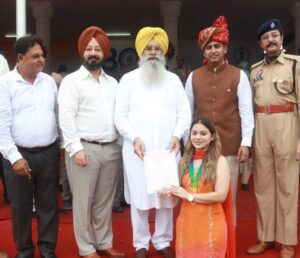 ਐਸ਼ਨਾ ਮਖੀਜਾ ਨੂੰ ਆਜ਼ਾਦੀ ਦਿਵਸ ’ਤੇ ਪਟਿਆਲਾ ਜ਼ਿਲਾ ਅਵਾਰਡ ਨਾਲ ਸਨਮਾਨਿਤ ਕੀਤਾ / ऐशना मखीजा को स्वतंत्रता दिवस पर पटियाला जिला अवार्ड से सम्मानित किया
