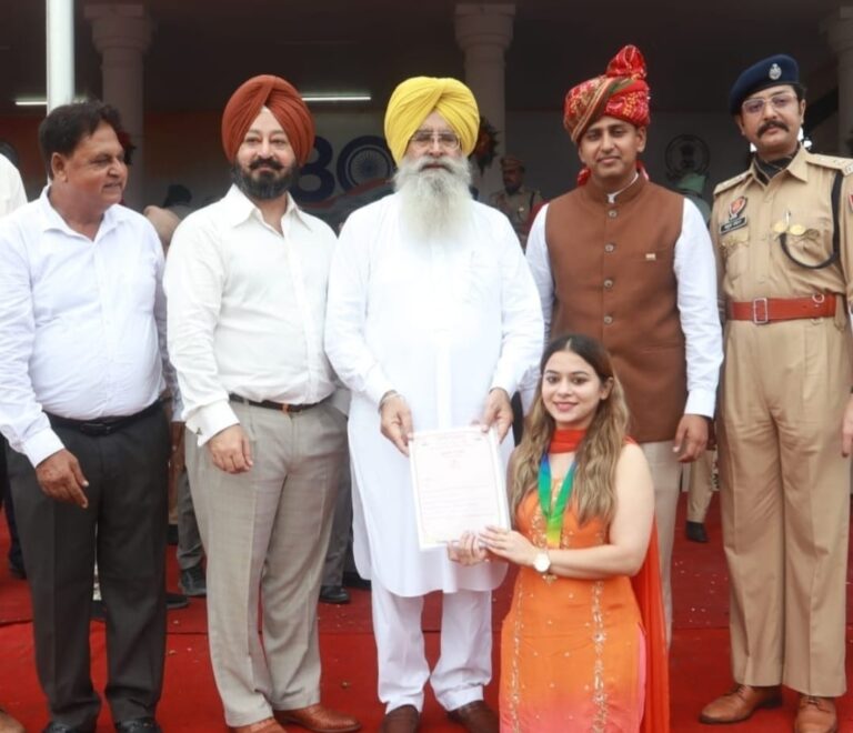 ਐਸ਼ਨਾ ਮਖੀਜਾ ਨੂੰ ਆਜ਼ਾਦੀ ਦਿਵਸ ’ਤੇ ਪਟਿਆਲਾ ਜ਼ਿਲਾ ਅਵਾਰਡ ਨਾਲ ਸਨਮਾਨਿਤ ਕੀਤਾ / ऐशना मखीजा को स्वतंत्रता दिवस पर पटियाला जिला अवार्ड से सम्मानित किया