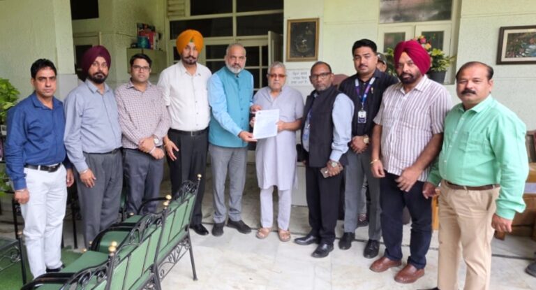 ਬੈਂਕਿੰਗ ਉਦਯੋਗ ਵਿੱਚ ਪੰਜ ਦਿਨਾਂ ਦੇ ਕੰਮਕਾਜੀ ਹਫ਼ਤੇ ਦੀ ਮੰਗ ਨੂੰ ਲੈ ਕੇ ਐੱਸ.ਬੀ.ਆਈ.ਆਫਿਸਰ ਦੇ ਵਫ਼ਦ ਵੱਲੋਂ ਪਟਿਆਲਾ ਦੇ ਸੰਸਦ ਮੈਂਬਰ ਡਾ. ਧਰਮਵੀਰ ਗਾਂਧੀ ਨਾਲ ਮੁਲਾਕਾਤ