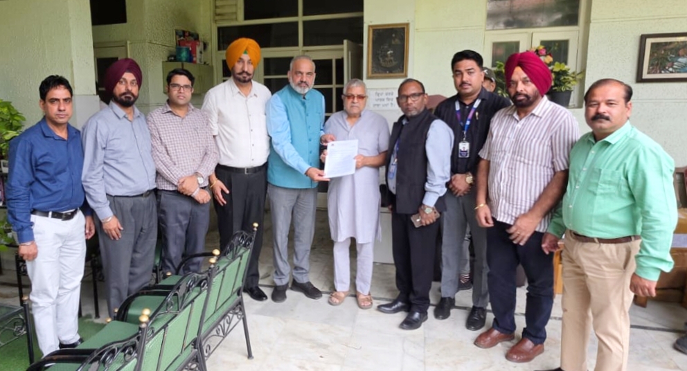 ਬੈਂਕਿੰਗ ਉਦਯੋਗ ਵਿੱਚ ਪੰਜ ਦਿਨਾਂ ਦੇ ਕੰਮਕਾਜੀ ਹਫ਼ਤੇ ਦੀ ਮੰਗ ਨੂੰ ਲੈ ਕੇ ਐੱਸ.ਬੀ.ਆਈ.ਆਫਿਸਰ ਦੇ ਵਫ਼ਦ ਵੱਲੋਂ ਪਟਿਆਲਾ ਦੇ ਸੰਸਦ ਮੈਂਬਰ ਡਾ. ਧਰਮਵੀਰ ਗਾਂਧੀ ਨਾਲ ਮੁਲਾਕਾਤ